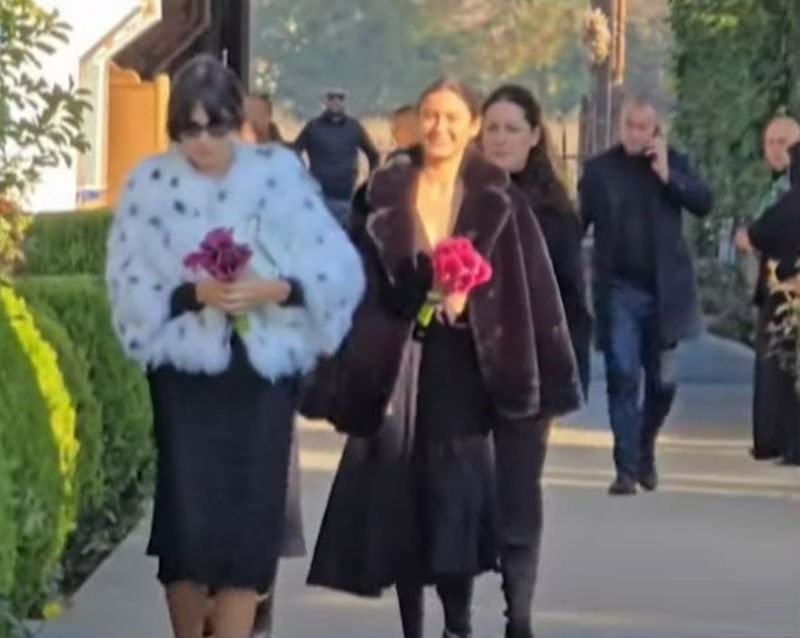 Dana Budeanu și fiicele ei la înmormântarea Deliei Budeanu