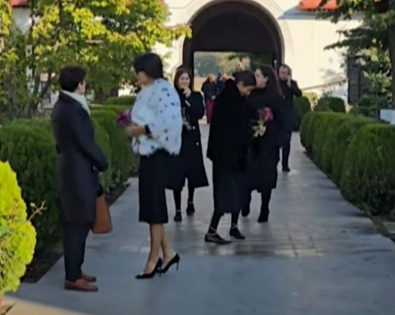 Dana Budeanu și fiicele ei la înmormântarea Deliei Budeanu