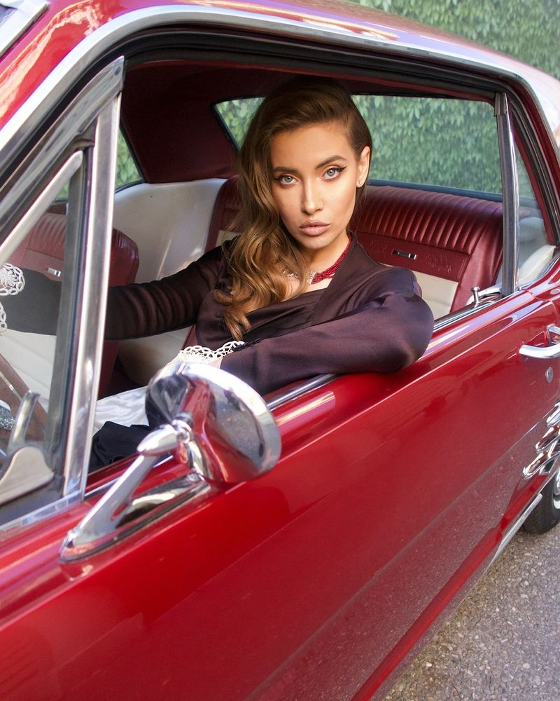 Iulia Albu, la volanul unei mașini de epocă iulia albu