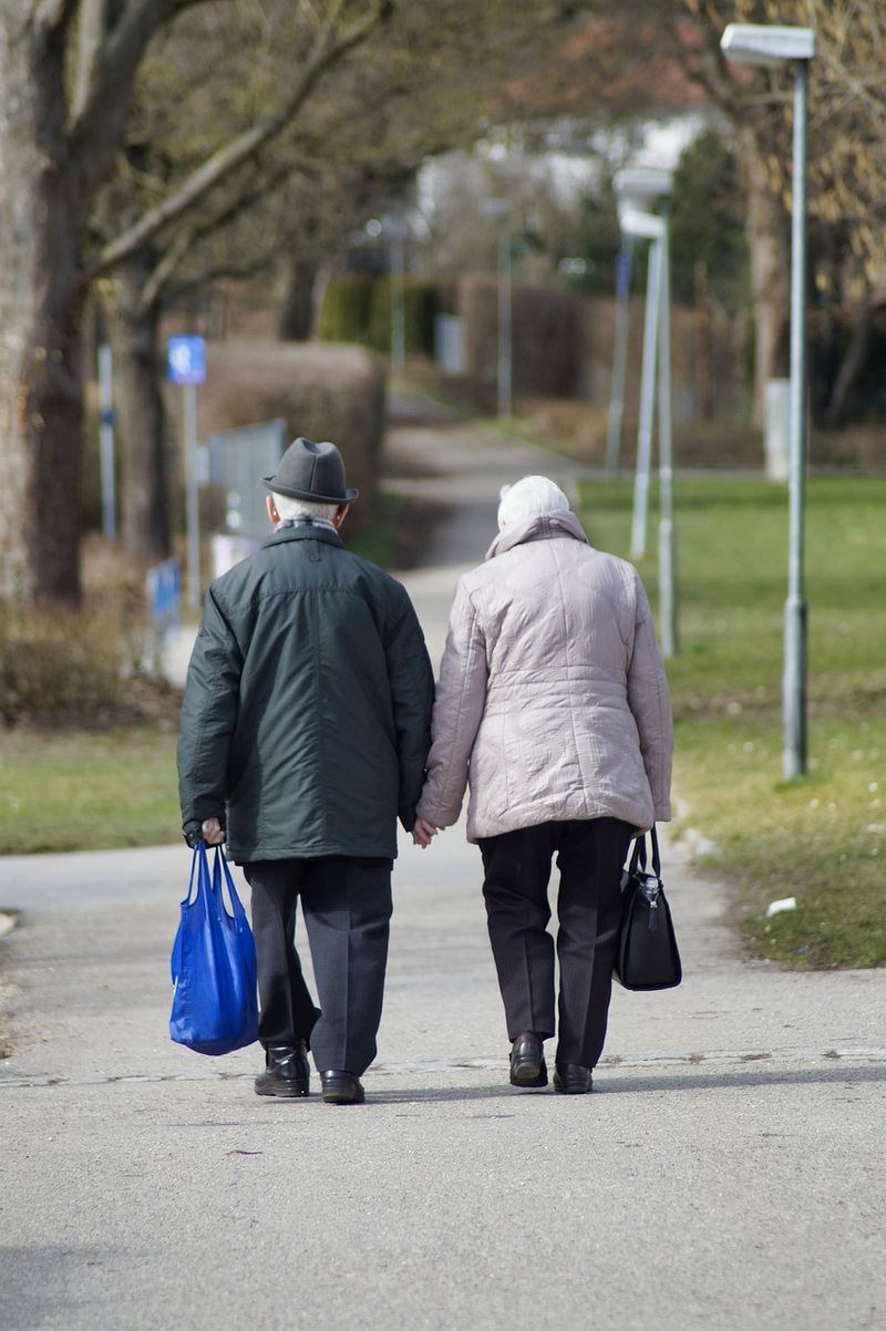 pensionari la plimbare