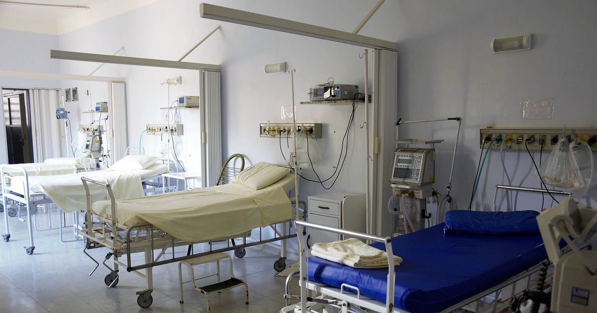 Tragedie de nedescris la Spitalul de Urgență din Neamț! Un pacient a murit după ce a căzut de la etajul 2 al clădirii Tragedie de nedescris la Spitalul de Urgență din Neamț! Un pacient a murit după ce a căzut de la etajul 2 al clădirii