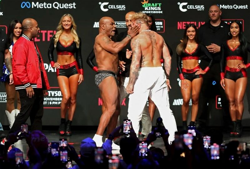Jake Paul și Mike Tyson Jake Paul și Mike Tyson