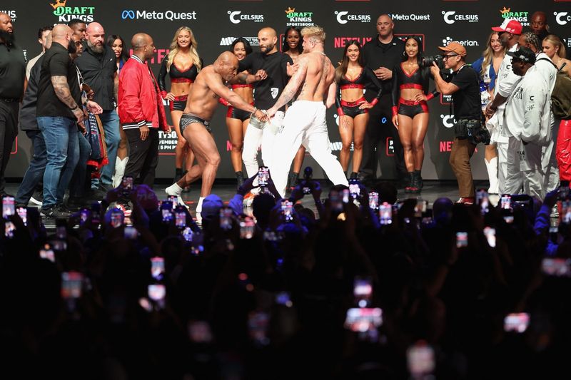 Jake Paul și Mike Tyson Jake Paul și Mike Tyson
