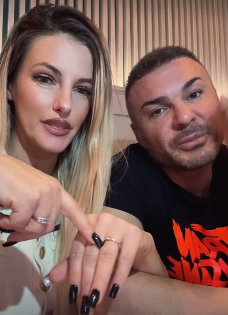Lolrelai și Andy Popescu, în timp ce le arată internauților inelul lolrelai andy popescu