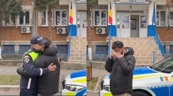 Adolescent în vârstă de 16 ani, reținut după ce a lovit și tâlhărit un nepalez! Cum le-a mulțumit bărbatul polițiștilor, după ce i-au recuperat documentele: „Este minunat”