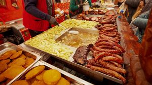 Cât costă mâncarea și băutura la Târgul de Crăciun din Craiova în 2024. Orașul din Bănie a obținut locul al doilea în competiția celor mai frumoase piețe de Crăciun