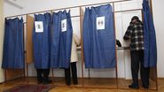 Români în cabinele de votare