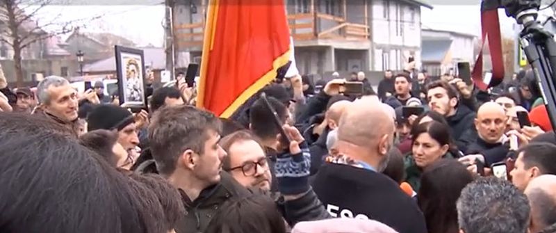 Mulțimea care s-a adunat astăzi în fața secției de votare din Mogoșoaia secție de votare Mogoșoaia