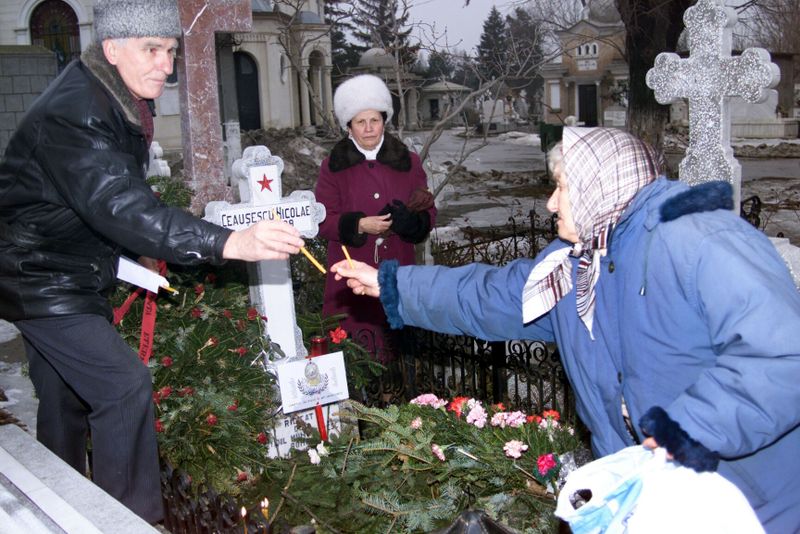 Simpatizanți la mormântul lui Ceaușescu Simpatizanți la mormântul lui Ceaușescu