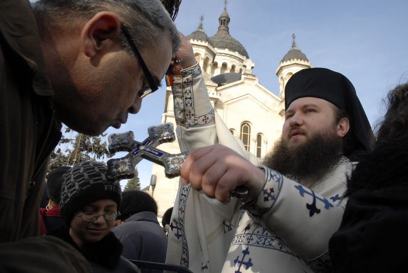 Preot cu busuiocul la slujba de Bobotează