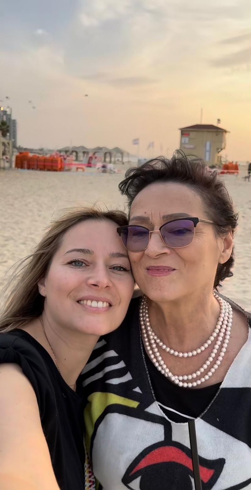 Laura Cosoi și mama sa Laura Cosoi și mama sa
