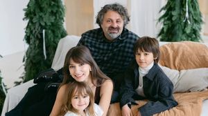 Cum arată sufrageria Danei Rogoz, decorată de Crăciun. Copiii au ajutat-o să împodobească bradul