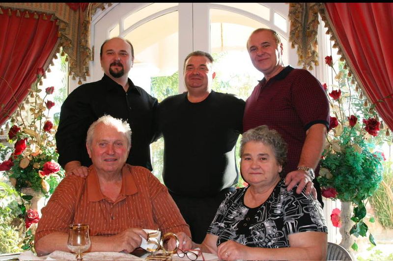 Nick Rădoi și familia sa Nick Rădoi și familia sa