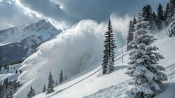 Pericol de avalanșă la munte! Autoritățile au emis o alertă de grad III după ninsorile abundente. Care sunt zonele afectate?