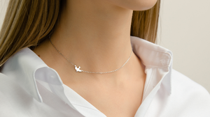 La ce tipuri de decolteu se poartă coliere la baza gâtului, din argint: ghidul eleganței pe scurt