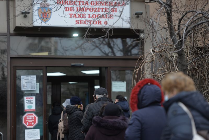 Oameni la coadă la taxe și impozite