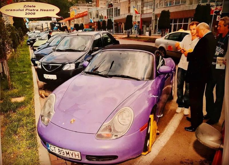 Mihai Trăistariu, lângă mașina de lux pe care o vopsise mov mihai traistariu masina mov