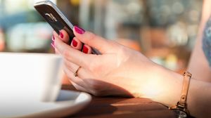 O tânără din Capitală a rămas fără bani în cont, după ce a căzut în plasa escrocilor online! Metoda prin care a fost păcălită