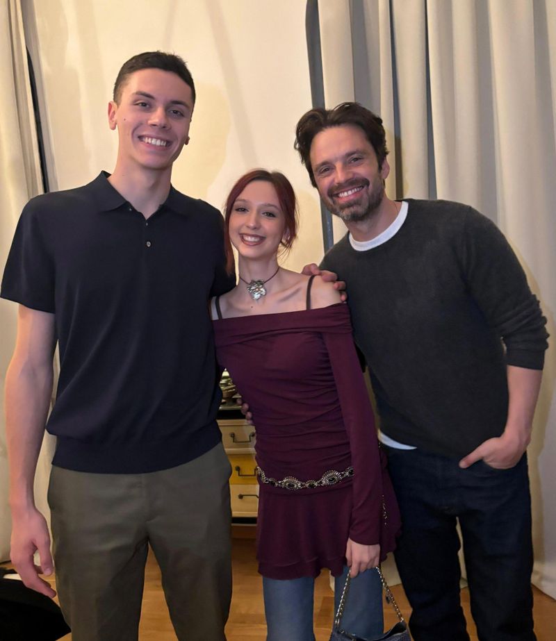 David Popovici, alături de iubita sa și Sebastian Stan