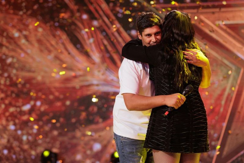 Marius Moldovan de la Romanii au talent o imbratiseaza pe Andra