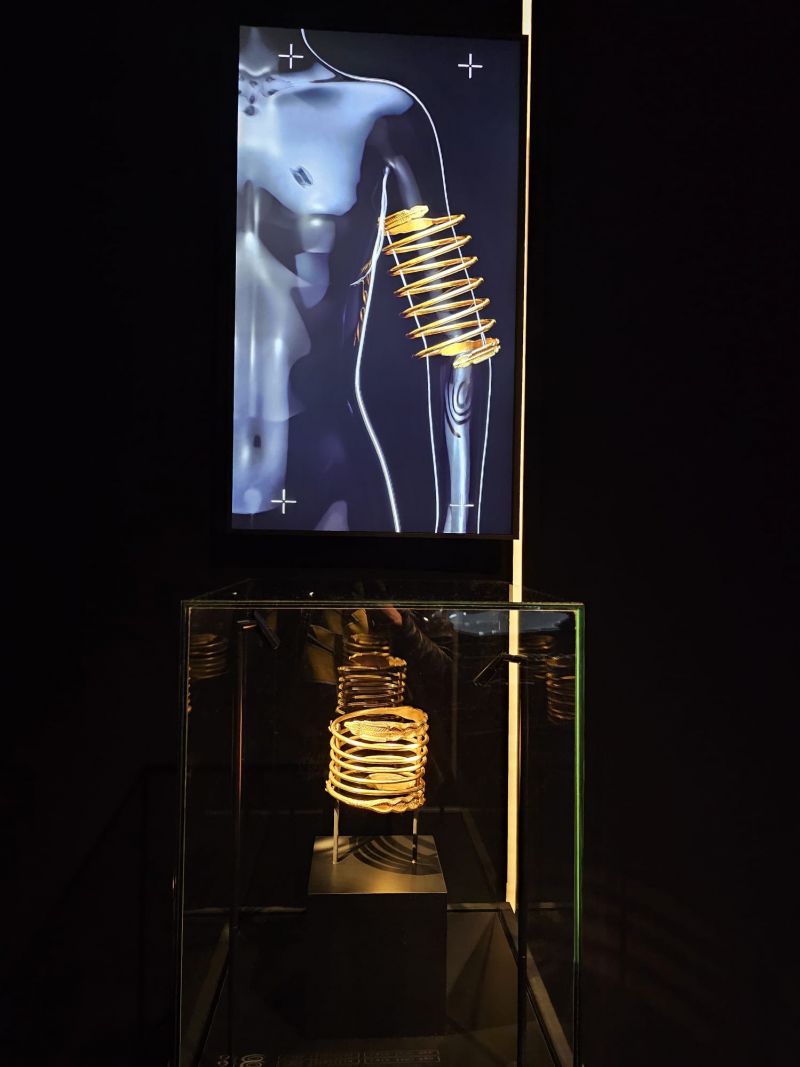 Una dintre cele trei brățări dacice