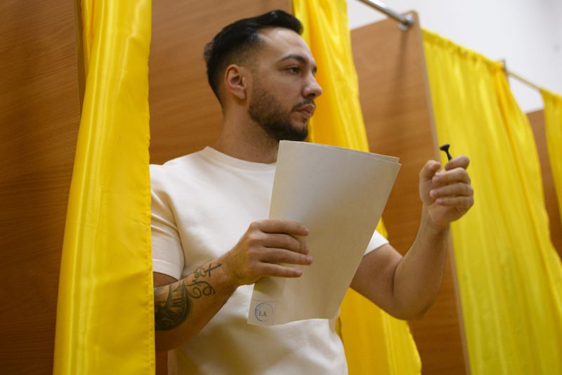 Votant care iese din cabină