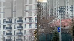 Misterul blocurilor din București cu ferestre acoperite. Proprietarii locuințelor de 100.000 de euro, revoltați: "Noi suntem spionii de la etajele 9, 10 și 11"