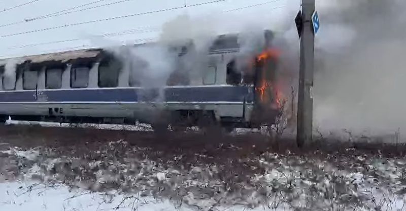 Vagonul unui tren a luat foc