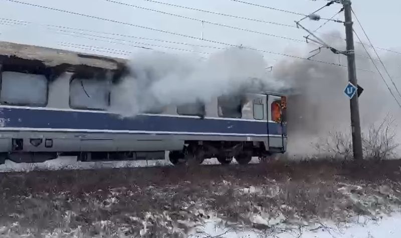 Vagonul unui tren a luat foc
