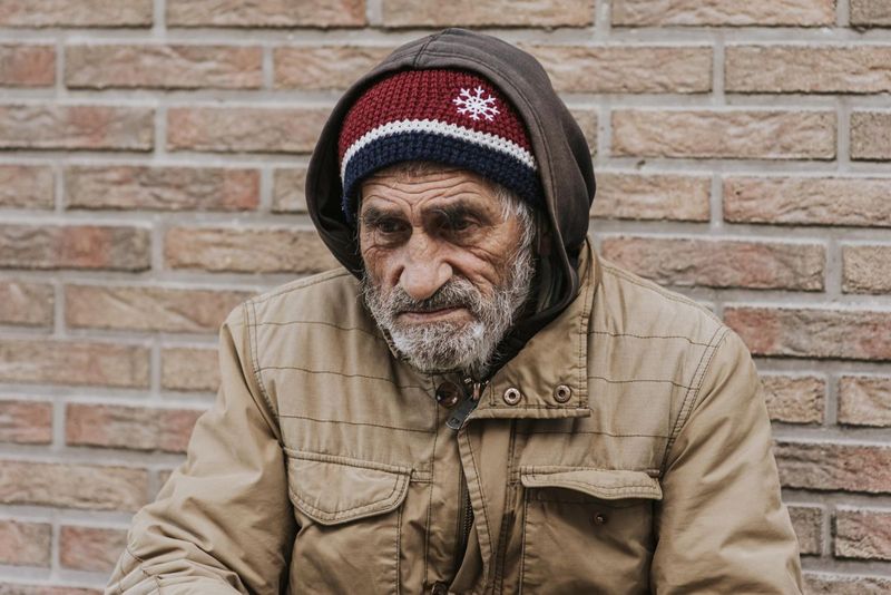 Un pensionar pe stradă pensionar sarac