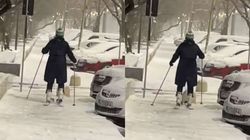 Bucureștenii fac rai din ce au! O femeie s-a bucurat de zăpadă și a ieșit cu schiurile pe stradă. Imaginile uluitoare surprinse în cartierul Berceni i-au amuzat pe români: „A evitat un drum pe Valea Prahovei”