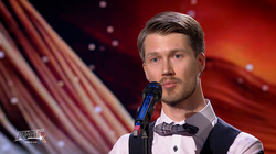 Cine este Iulian Pușcă de la Românii au talent 2025. Concurentul cântă la nai, deși nu are o mână