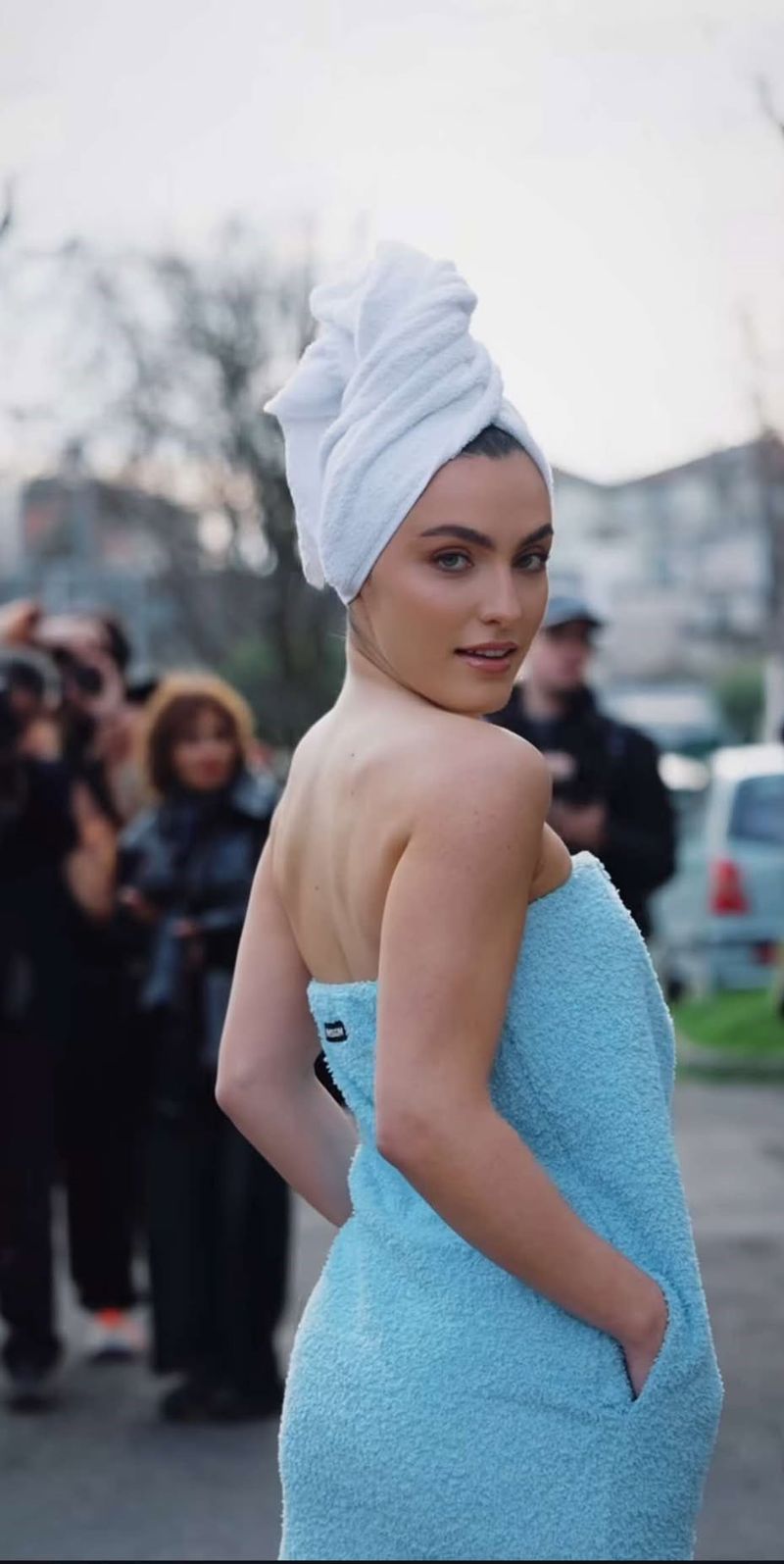 Alexia Eram, în prosop la Milano Fashion Week