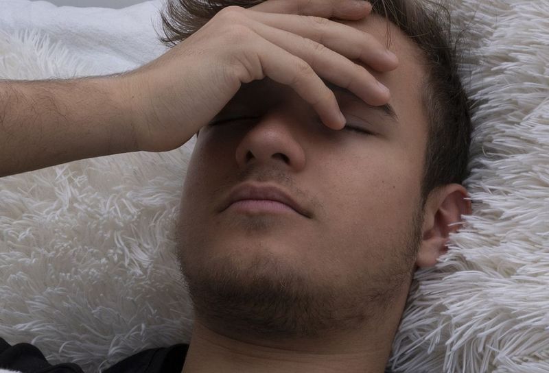 Un bărbat cu durere de cap durere de cap