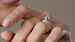 De ce să alegi un inel de logodnă la comandă în locul unuia de pe raft?
