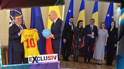 Familia Hagi s-a întrecut în ținute la ceremonia de decorare a "regelui fotbalului românesc"! Elena a ales un costum care i-a ascuns burtica de graviduță: „Lungimea nu o avantajează în totalitate” | EXCLUSIV