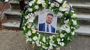Coroană funerară cu fotografia jandarmului mort