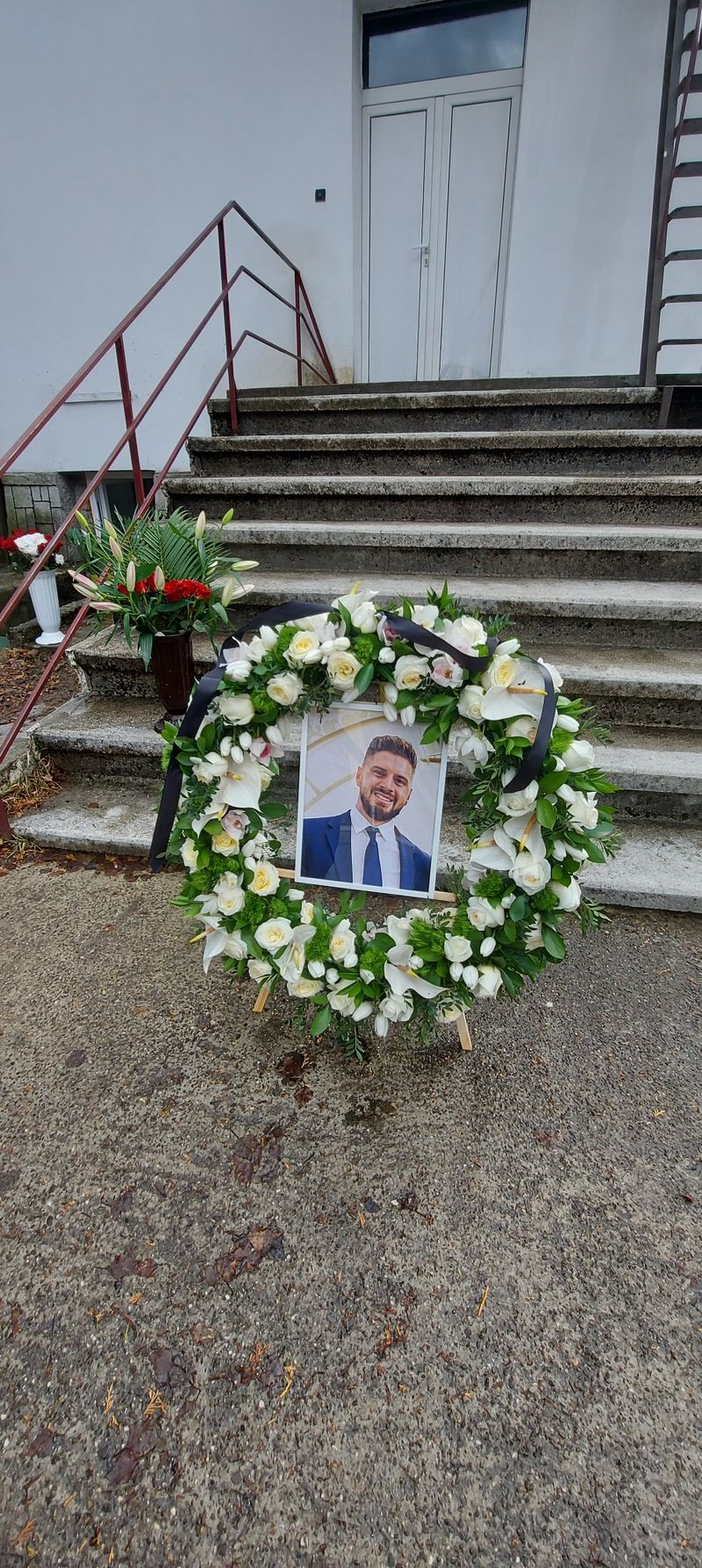 Coroană funerară cu fotografia jandarmului mort