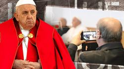Prima imagine cu Papa Francisc din spital! Suveranul Pontif a apărut într-un cărucior cu rotile, vizibil slăbit, în timp ce se ruga. Cum arată după o lună de spitalizare?