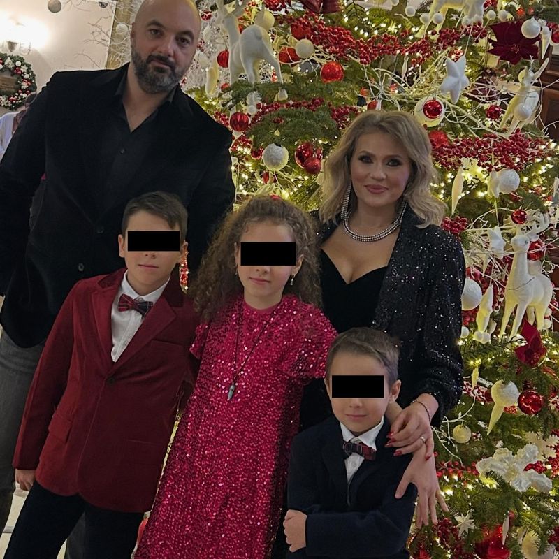 Mirela Vaida, alături de familia sa