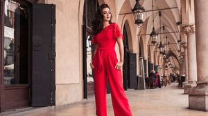 4 tipuri de pantofi recomandați pentru o salopetă elegantă