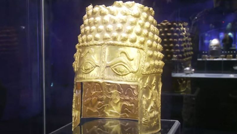 Ies la iveală noi detalii despre Coiful de la Coţofeneşti şi cele trei brăţări dacice