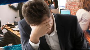 Se anunță prăpăd pentru acești angajați din România! Concedieri pe bandă rulantă și salarii tăiate