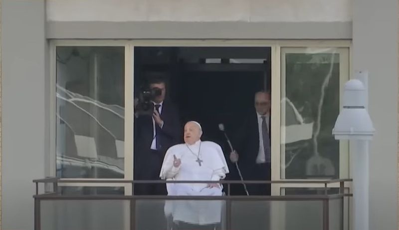 Papa Francisc, la balconul spitalului