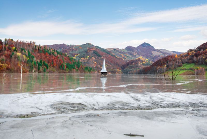 Turnul Bisericii din satul Geamăna Satul Geamăna Biserica inghitita de ape