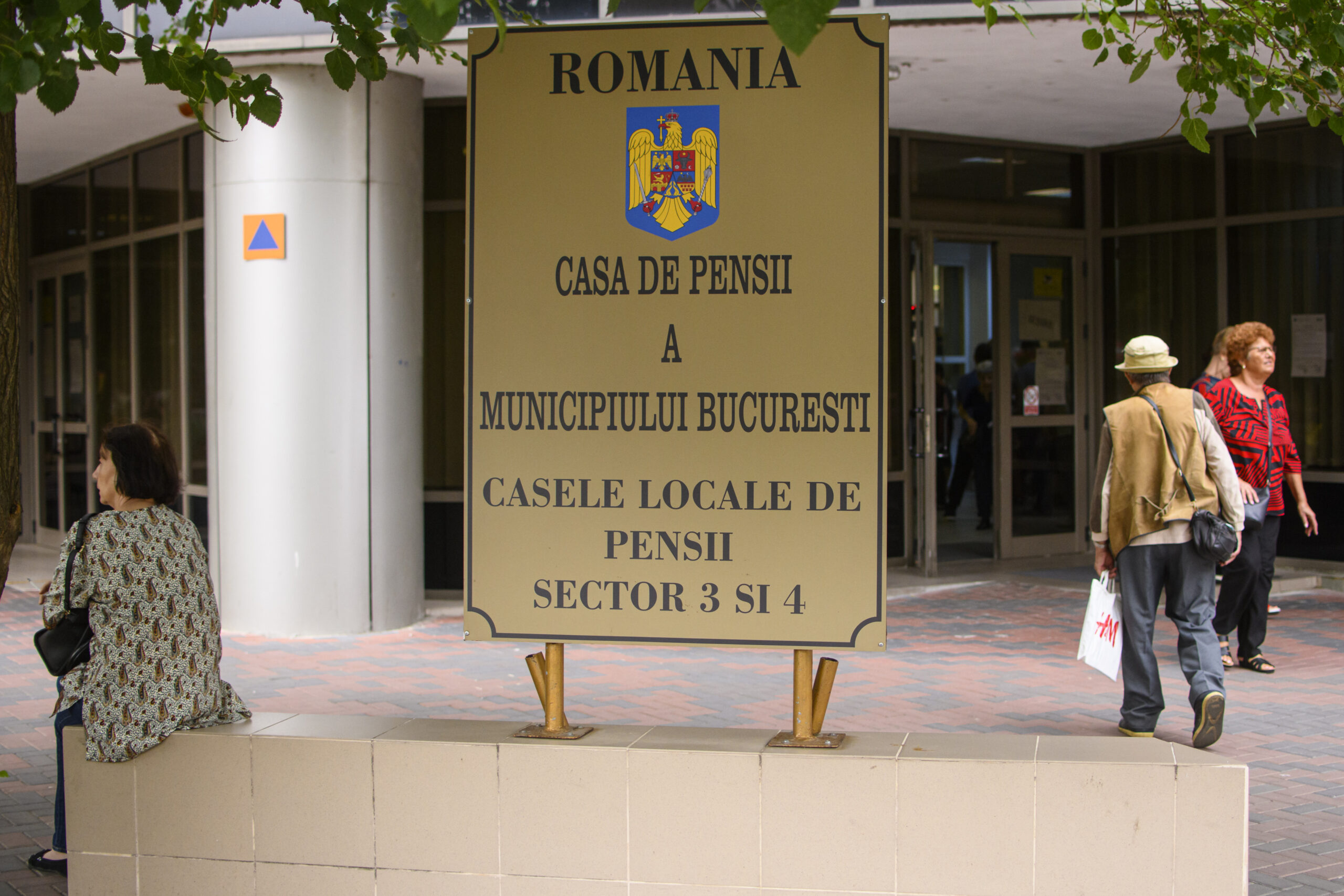 Pensionar român în străinătate completând certificatul de viață pentru Casa de Pensii, necesar pensii români străinătate. | sursa foto: WowBiz