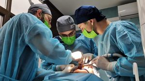 Cazuri complexe, soluții moderne: cum rezolvă Smiles by Dr. Buza situațiile în care alți medici au spus „nu se poate”