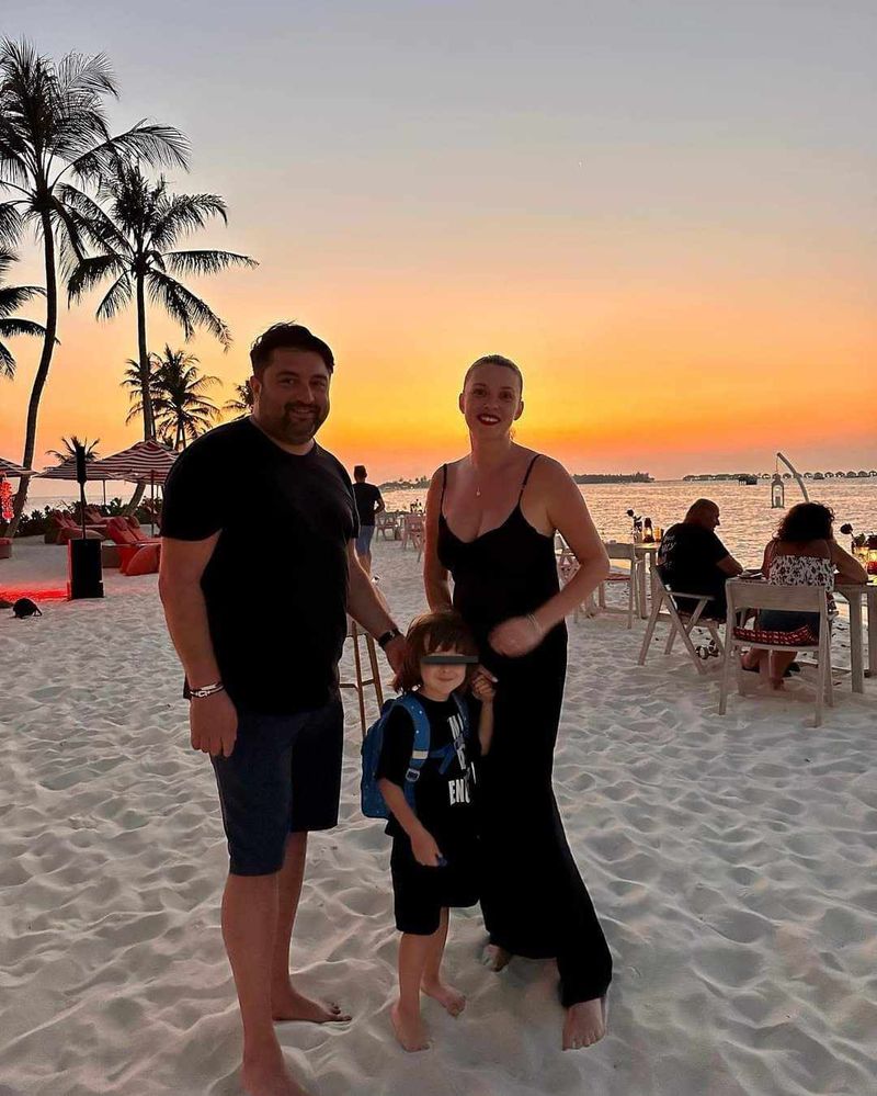 Diana Dumitrescu și soțul ei, Alin, alături de fiul lor Diana Dumitrescu și soțul ei, Alin, alături de fiul lor