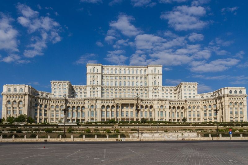 Pensia specială deghizată: Cum se mută privilegii dintr-un sistem în altul ca să nu pară pensie specială. Explicațiile specialiștilor: &quot;Sunt artificii legislative create de către legiuitor, de către cei care construiesc legislație în România pentru propri
