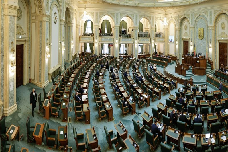 Pensia specială deghizată: Cum se mută privilegii dintr-un sistem în altul ca să nu pară pensie specială. Explicațiile specialiștilor: &quot;Sunt artificii legislative create de către legiuitor, de către cei care construiesc legislație în România pentru propri